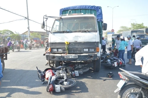 Xe "điên" làm xiếc tông 7 xe máy trên quốc lộ, nhiều người bị thương