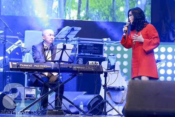 Quốc Trung tình tứ đệm đàn cho vợ cũ Thanh Lam