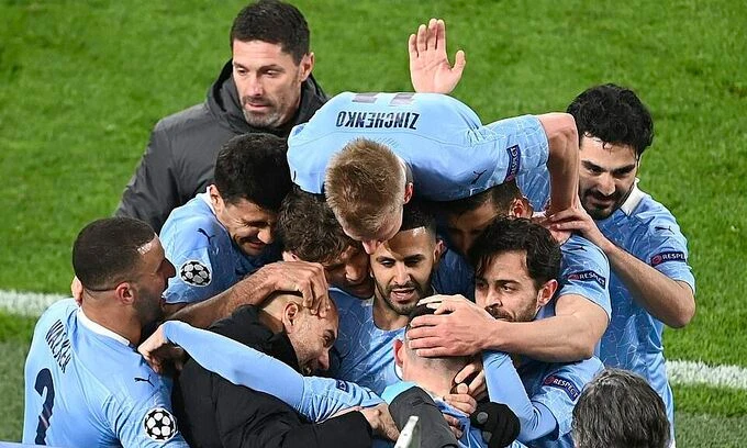 Các cầu thủ Man City đứng trước cơ hội đi vào lịch sử bóng đá Anh.
