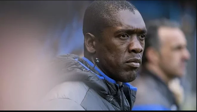 Clarence Seedorf đề xuất phạt thẻ vàng "cầu thủ dùng tay che miệng" khi nói chuyện trên sân.