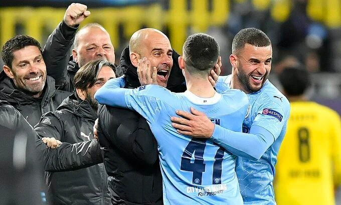 Pep Guardiola cùng học trò mừng chiến tích vào bán kết Champions Leagua 2020-2021.