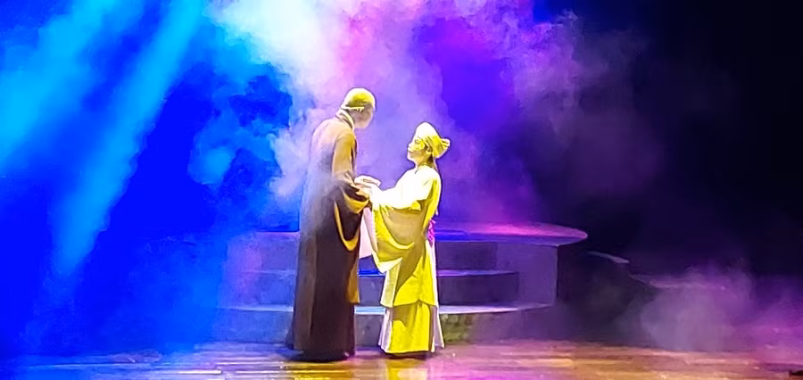 Hình tượng Lý Công Uẩn lúc nhỏ gặp gỡ thiền sư Vạn Hạnh trong vở cải lương “Huyền thoại gò Rồng Ấp”. Ảnh: Bình Thanh.