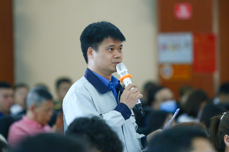 Chủ tịch UBND tỉnh Bắc Giang Lê Ánh Dương (bên phải) đối thoại với công nhân lao động. Chủ tịch UBND tỉnh Bắc Giang Lê Ánh Dương (bên phải) đối thoại với công nhân lao động.