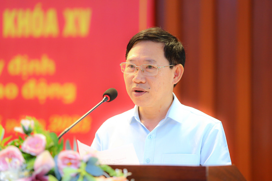 Chủ tịch UBND tỉnh Bắc Giang Lê Ánh Dương (bên phải) đối thoại với công nhân lao động. Chủ tịch UBND tỉnh Bắc Giang Lê Ánh Dương (bên phải) đối thoại với công nhân lao động.