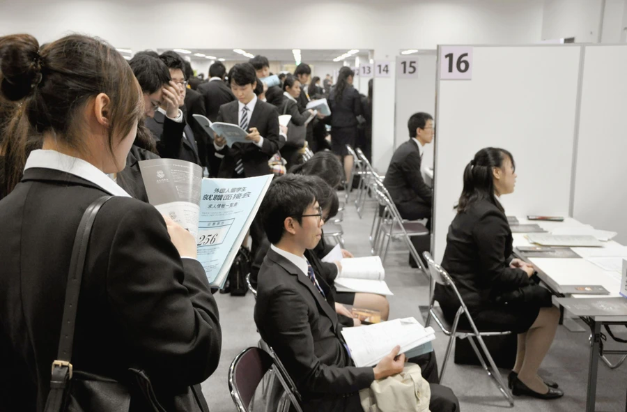 Sinh viên nước ngoài tham dự hội chợ việc làm dành cho người nước ngoài tại Tokyo, Nhật Bản, hồi tháng 2.