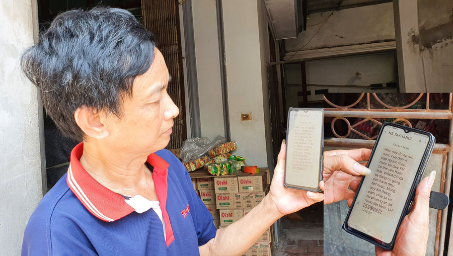 Ông Nguyễn Văn Mạnh cho phóng viên xem tin nhắn báo cắt nước của đơn vị cung cấp cách đây nhiều ngày.