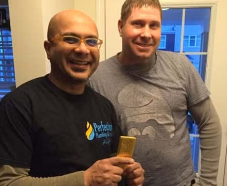 Nguoi phu nu bat ngo nhat duoc tui vang lon sau vuon nha - Anh 2