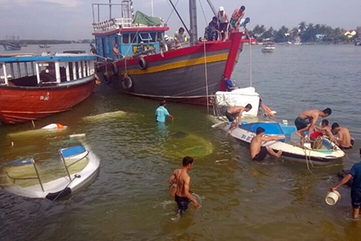 3 ca nô du lịch chìm bên sông Hội