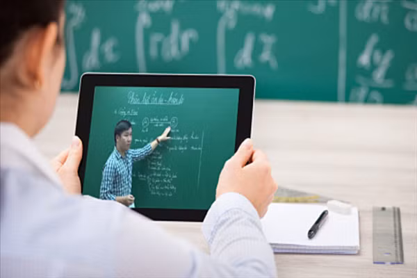 Học trực tuyến trong mùa dịch là yêu cầu bắt buộc đối với các địa phương bị ảnh hưởng. Ảnh minh họa