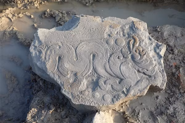 Nhiều hiện vật chứng minh các dấu tích vương triều ở Thành nhà Hồ.