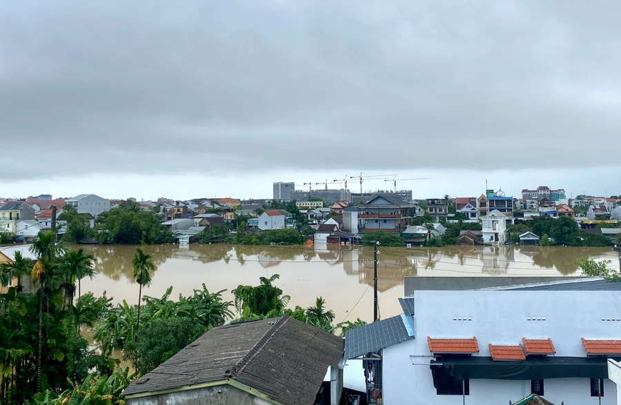 Mưa lũ gây thiệt hại nặng nề về người và tài sản tại tỉnh Thừa Thiên - Huế. (Ảnh: Hoàng Hải)