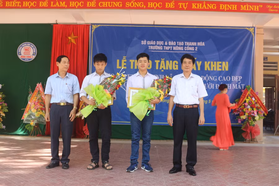 Sở GD&ĐT Thanh Hóa trao giấy khen cho 2 em Hoàng Quốc Việt và Nguyễn Đức Quân