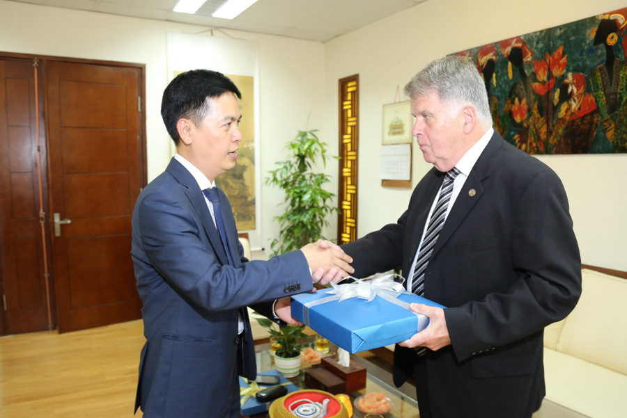 Cục trưởng Đặng Thanh Tùng và Ngài David S. Ferriero thống nhất một số nội dung hợp tác giữa hai nước Cục trưởng Đặng Thanh Tùng và Ngài David S. Ferriero thống nhất một số nội dung hợp tác giữa hai nước