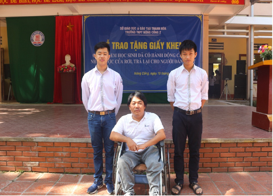 Hai em Đào Hoàng Quốc Việt và Nguyễn Đức Quân cùng anh Nguyễn Trọng Thanh, người được nhận lại tiền đánh rơi Hai em Đào Hoàng Quốc Việt và Nguyễn Đức Quân cùng anh Nguyễn Trọng Thanh, người được nhận lại tiền đánh rơi