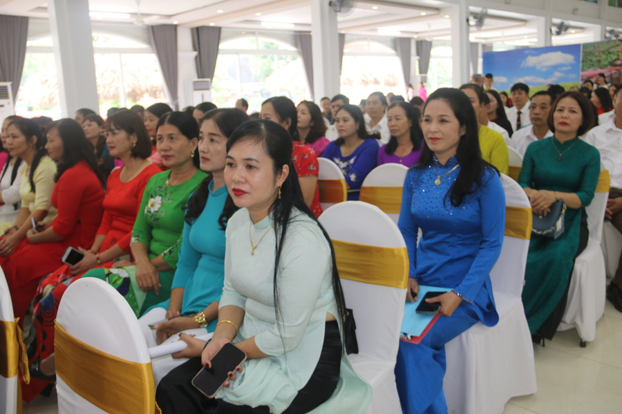 Các thầy cô giáo mong muốn được tăng lương để đáp ứng nhu cầu cuộc sống. Các thầy cô giáo mong muốn được tăng lương để đáp ứng nhu cầu cuộc sống.