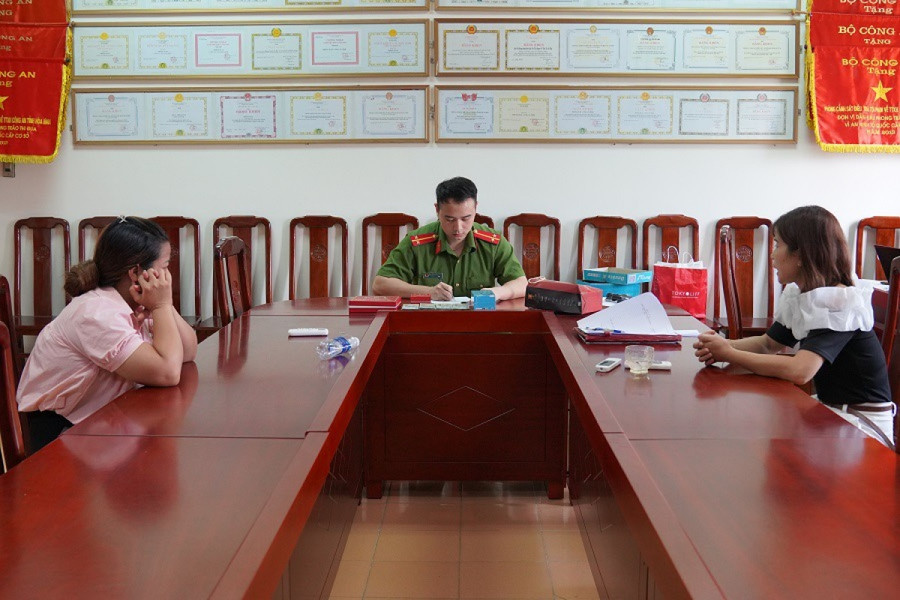 Phạm Thị Thắm (bên trái) và Lò Thị H (bên phải) tại cơ quan Công an. Phạm Thị Thắm (bên trái) và Lò Thị H (bên phải) tại cơ quan Công an.