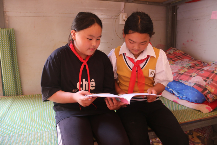 Các em học sinh ở bán trú đang học bài.