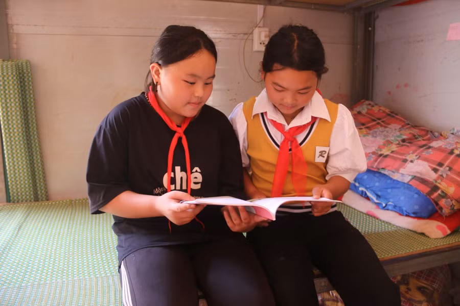 Các em học sinh ở bán trú đang học bài.