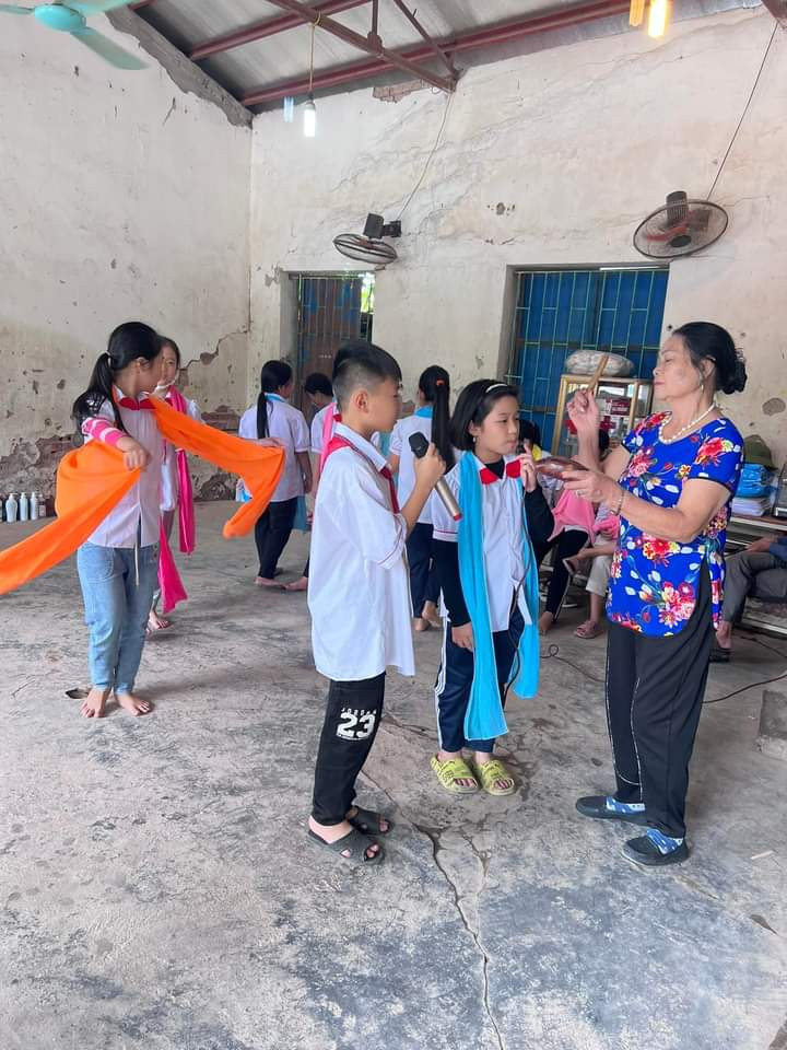 Học sinh ở Thái Bình tìm hiểu về Chèo làng Khuốc. Học sinh ở Thái Bình tìm hiểu về Chèo làng Khuốc.