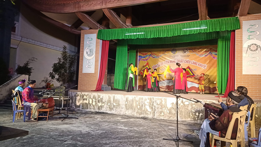 Tập dượt biểu diễn Chèo tại làng Khuốc trong khuôn khổ hội thảo quốc tế tại Thái Bình. Tập dượt biểu diễn Chèo tại làng Khuốc trong khuôn khổ hội thảo quốc tế tại Thái Bình.