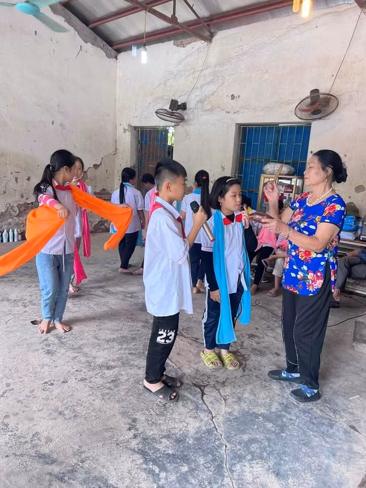 Học sinh ở Thái Bình tìm hiểu về Chèo làng Khuốc.