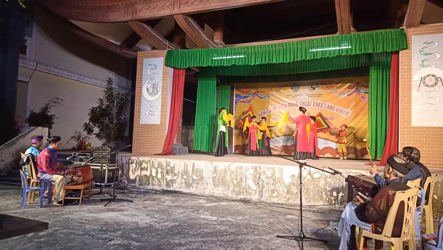 Tập dượt biểu diễn Chèo tại làng Khuốc trong khuôn khổ hội thảo quốc tế tại Thái Bình.