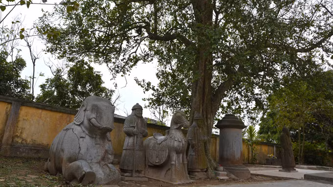 Đền thờ Quận công Phạm Huy Đĩnh - nơi lưu giữ văn bia “Tiên Hưng phủ Thần Khê huyện các xã từ vũ bi ký” do Nguyễn Nghiễm (thân phụ thi hào Nguyễn Du) soạn năm 1772.