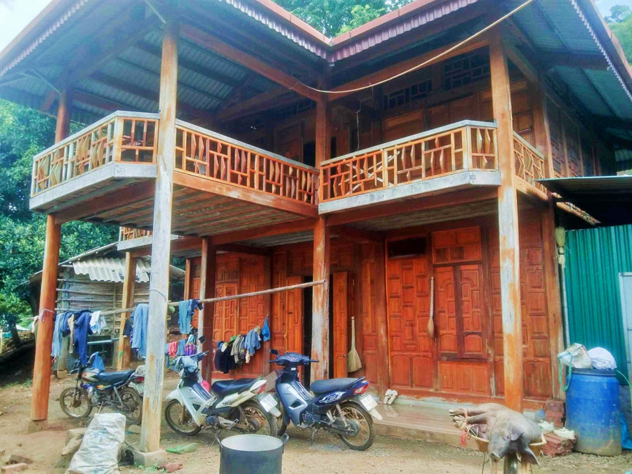 Một ngôi nhà sàn của người Mường được xây dựng theo kiểu dáng hiện đại.
