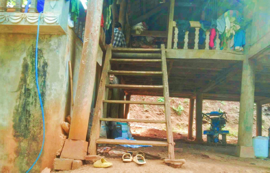 Cầu thang nhà sàn truyền thống của người Mường được thiết kế 7 bậc.
