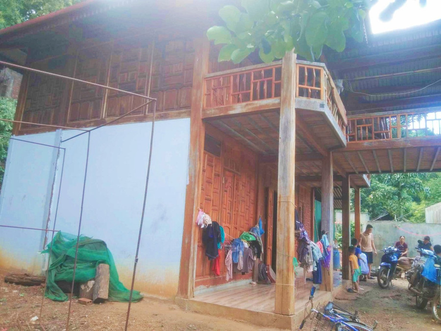 Ngôi nhà sàn của người Mường được xây dựng bê tông hóa và lên tầng như nhà xây.