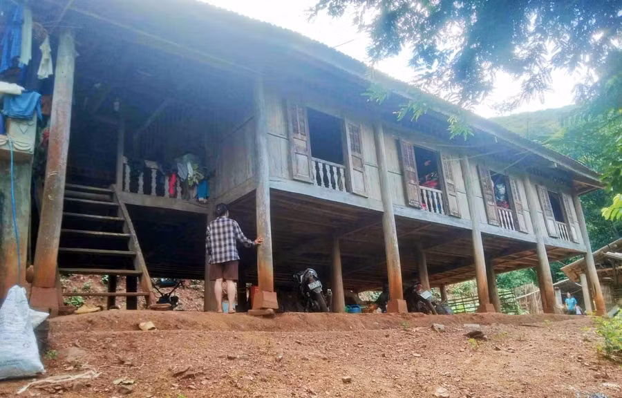 Ngôi nhà sàn truyền thống của dân tộc Mường ở bản Tà Pung, xã Tà Hộc. 