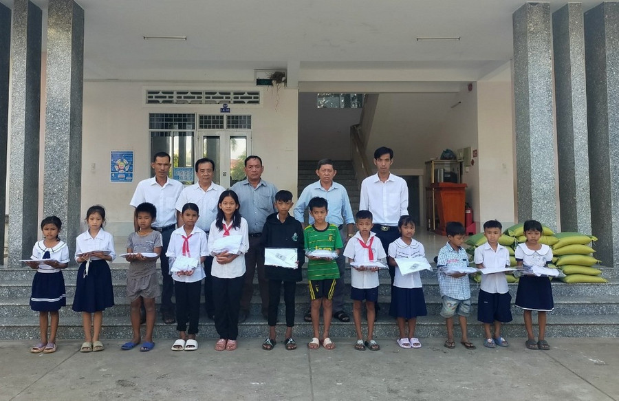 Trường TH Hàm Giang B (huyện Trà Cú, Trà Vinh) hỗ trợ áo mới, quà cho học sinh dân tộc, hoàn cảnh khó khăn dịp Tết 2023. Trường TH Hàm Giang B (huyện Trà Cú, Trà Vinh) hỗ trợ áo mới, quà cho học sinh dân tộc, hoàn cảnh khó khăn dịp Tết 2023.