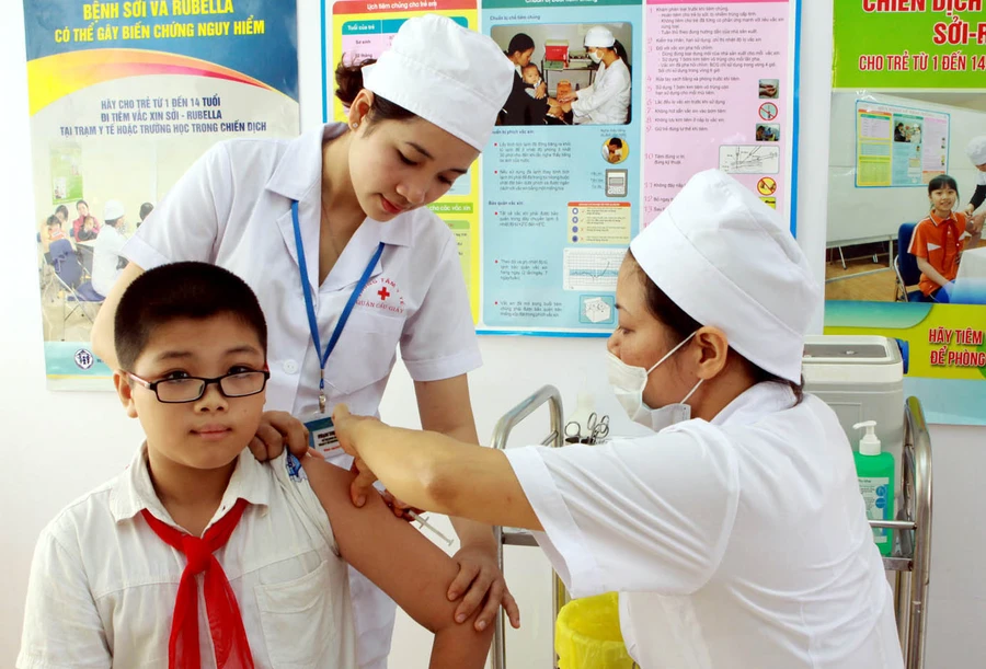 Nhờ tiêm chủng nên nhiều bệnh truyền nhiễm đã được thanh toán, loại trừ hoặc giảm đáng kể số mắc, số chết. Ảnh minh họa: INT