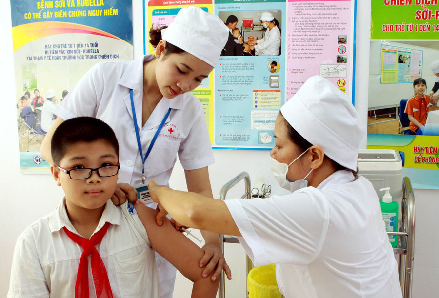 Nhờ tiêm chủng nên nhiều bệnh truyền nhiễm đã được thanh toán, loại trừ hoặc giảm đáng kể số mắc, số chết. Ảnh minh họa: INT