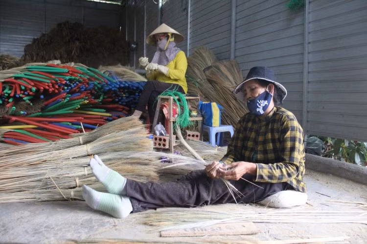 Bà Y Dun từ ngày làm chổi đót đã có thể trang trải cuộc sống.