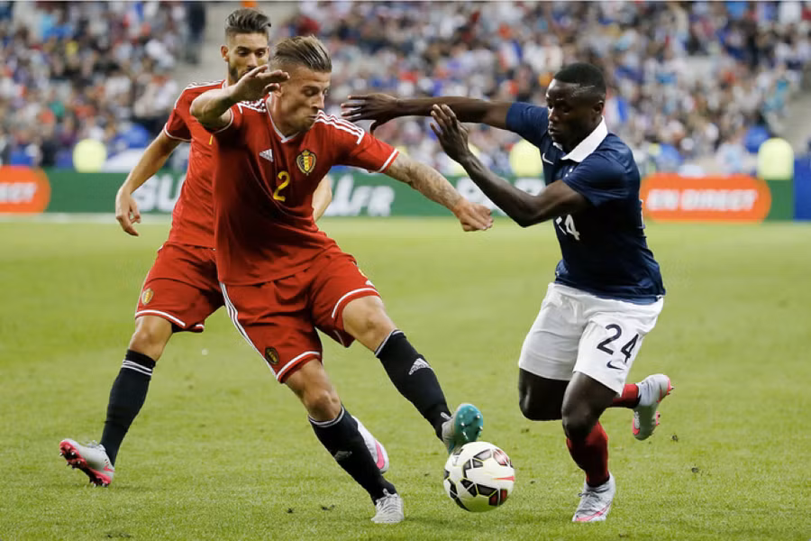 Paul-Georges Ntep (phải) trong màu áo tuyển Pháp.