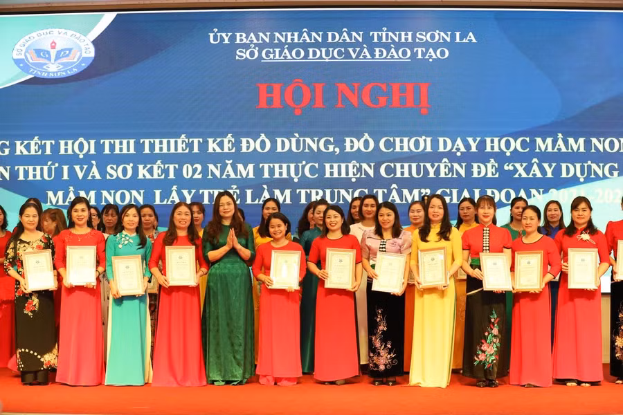 Ban tổ chức trao giải tại Hội thi thiết kế đồ dùng dạy học cho trẻ mầm non.