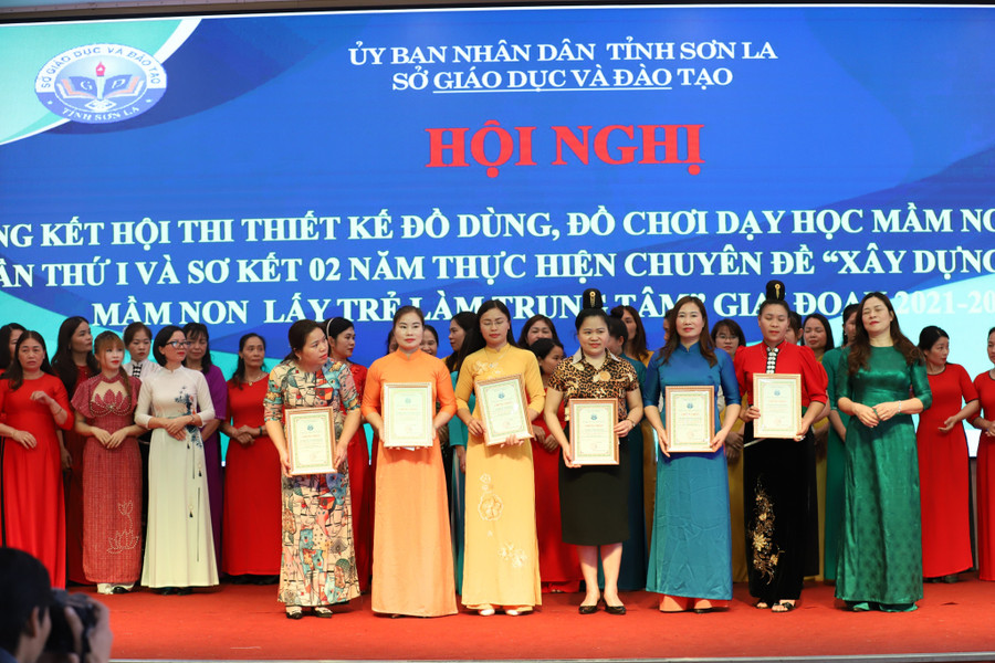 Hội thi có 36 bộ sản phẩm của 36 cơ sở giáo dục mầm non đến từ 12 Phòng GD&ĐT các huyện, thành phố tham gia. Hội thi có 36 bộ sản phẩm của 36 cơ sở giáo dục mầm non đến từ 12 Phòng GD&ĐT các huyện, thành phố tham gia.