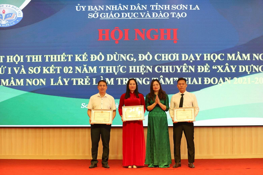 Ban tổ chức trao 3 giải nhất tại Hội thi. Ban tổ chức trao 3 giải nhất tại Hội thi.