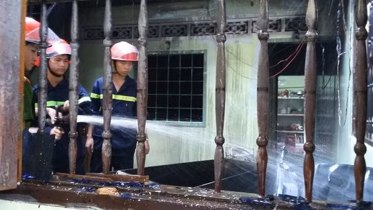 Lực lượng chức năng đang tiến hành dập lửa