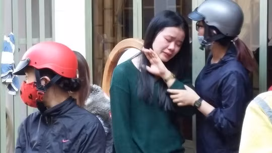 Con gái chủ nhà khóc ngất khi chứng kiến tài sản bị thiêu rụi