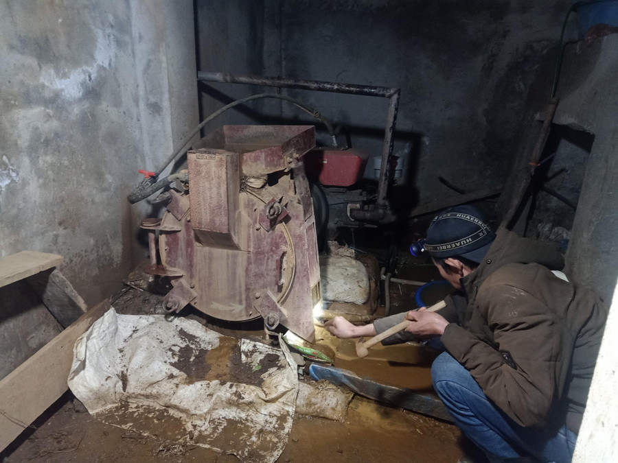 Người dân bản Mít Nọi, xã Pắc Ta, huyện Tân Uyên xay vàng.