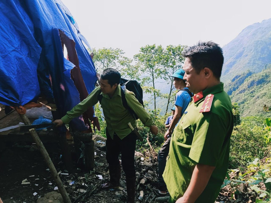 Phá dỡ lán trại tại “Bãi vàng ông Hưởng”, xã Noong Hẻo, huyện Sìn Hồ.