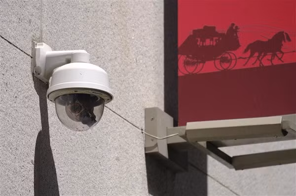 Camera nhận diện khuôn mặt được lắp đặt trên đường phố.