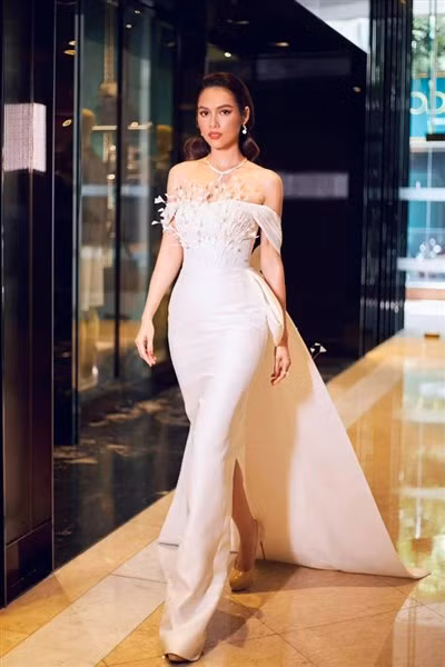 Á hậu Hoàng My sinh năm 1988.