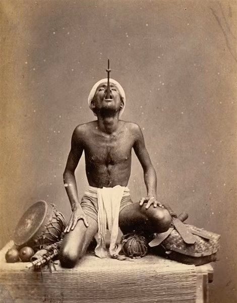 Nuốt kiếm là bài khổ luyện quen thuộc của các đạo sư tu khổ hạnh Ấn Độ.