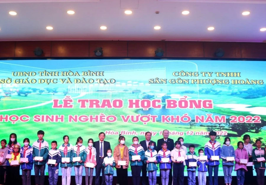 Các đại biểu trao học bổng cho học sinh nghèo vượt khó năm 2022. 