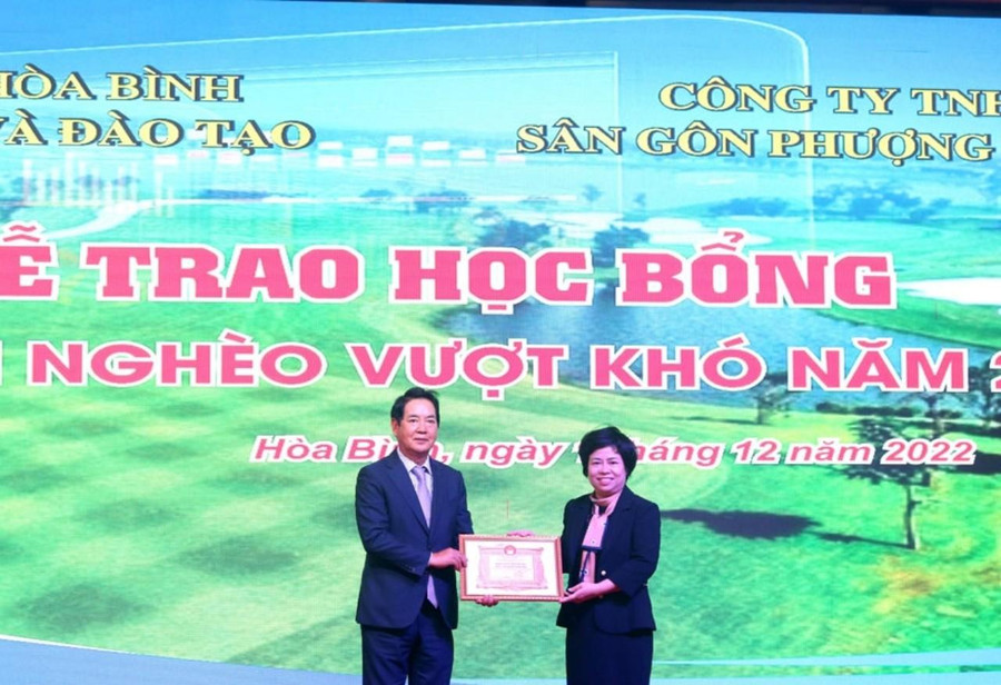 Lãnh đạo Hội Khuyến học tỉnh Hoà Bình trao Bảng vàng khuyến học cho Công ty TNHH Sân Gôn Phượng Hoàng. Lãnh đạo Hội Khuyến học tỉnh Hoà Bình trao Bảng vàng khuyến học cho Công ty TNHH Sân Gôn Phượng Hoàng.