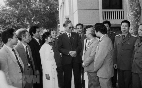 Chủ tịch nước Lê Đức Anh với các đại biểu dự Kỳ họp thứ hai, Quốc hội khóa IX tại Hà Nội, tháng 12/1992. (Ảnh: Xuân Lâm/TTXVN) Chủ tịch nước Lê Đức Anh với các đại biểu dự Kỳ họp thứ hai, Quốc hội khóa IX tại Hà Nội, tháng 12/1992. (Ảnh: Xuân Lâm/TTXVN)