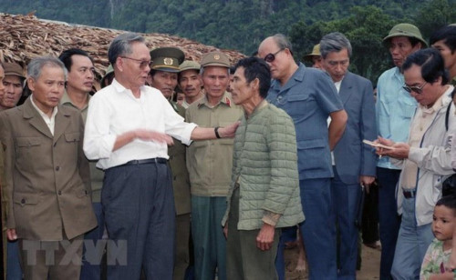 Chủ tịch nước Lê Đức Anh thăm hỏi các gia đình bị thiệt hại do trận lũ quét đêm mồng 7, rạng sáng 8/10/1992 tại xã Trường Sơn, huyện Quảng Ninh, tỉnh Quảng Bình. (Ảnh: Cao Phong/TTXVN Chủ tịch nước Lê Đức Anh thăm hỏi các gia đình bị thiệt hại do trận lũ quét đêm mồng 7, rạng sáng 8/10/1992 tại xã Trường Sơn, huyện Quảng Ninh, tỉnh Quảng Bình. (Ảnh: Cao Phong/TTXVN